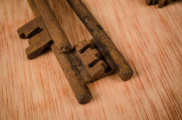 eski anahtarları demet