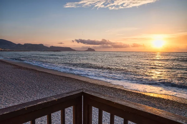 Salida del sol en la bahía de Altea — Foto de Stock