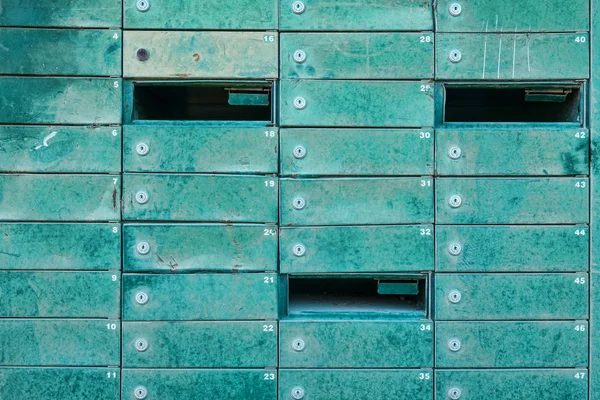Много старых почтовых ящиков — стоковое фото