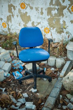Ofis koltuğu bir harabe içinde