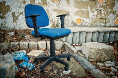 Ofis koltuğu bir harabe içinde