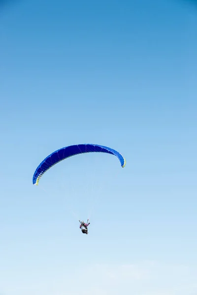 Paraglider in action — Stock Photo, Image