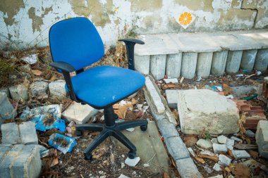 Ofis koltuğu bir harabe içinde