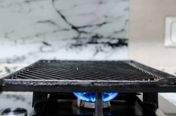 Plancha en una estufa de gas — Foto de Stock