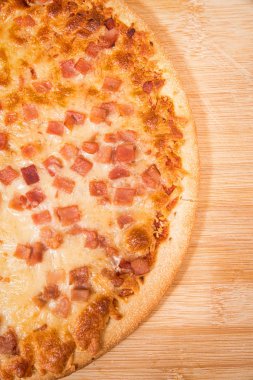 ahşap tahta üzerinde pizza