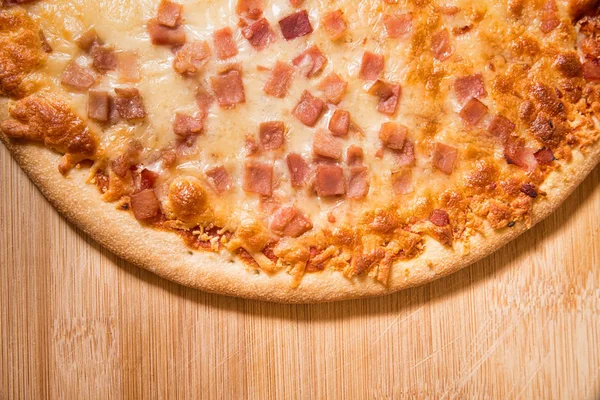 Pizza auf Holzbrett — Stockfoto