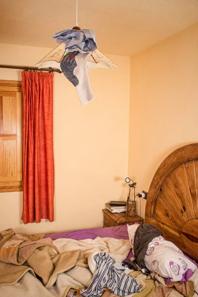 ひどい状態の寝室 — ストック写真