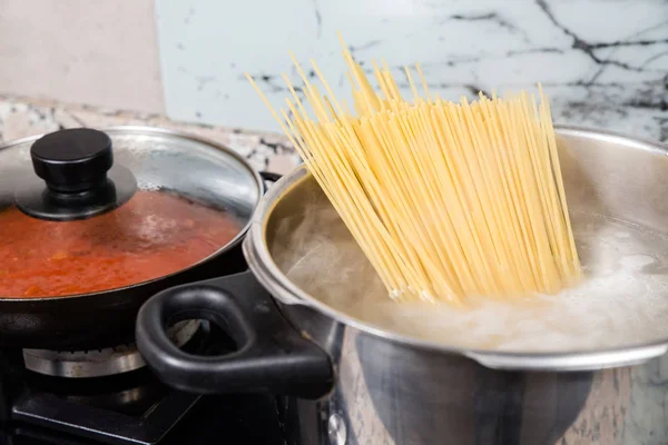 Preparing homemade pasta — Stock Photo, Image