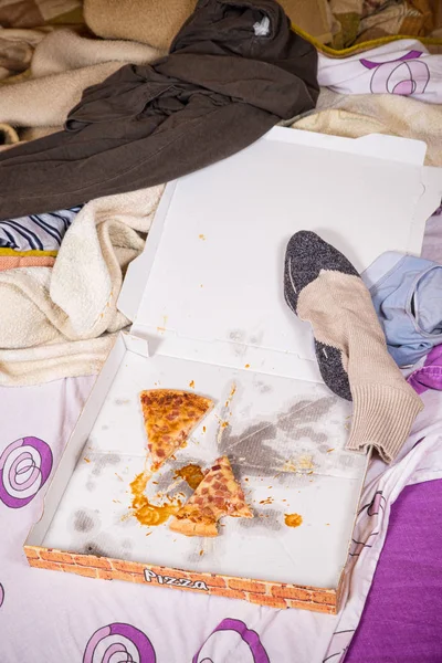 Cama desordenada sin hacer —  Fotos de Stock