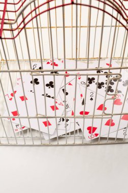 Kartları bir kafes, bir kumar bağımlılığı kavramı içinde