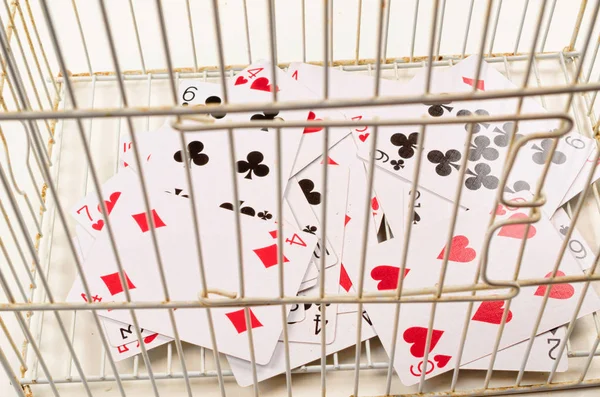 Karty Klatce Pojęciem Uzależnienie Hazardu — Zdjęcie stockowe