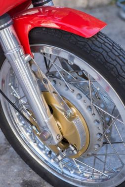 Vingage spor motosiklet üzerinde soğutma için fren hava alımı ile davul