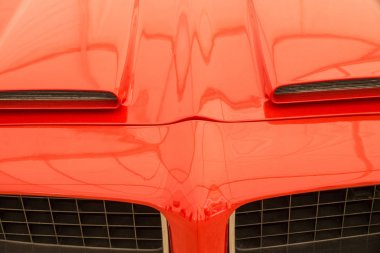 Eski model bir araba başlık üzerinde sportif görünümlü hava girişi