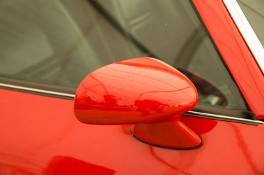 Eski model bir araba kanat aynası