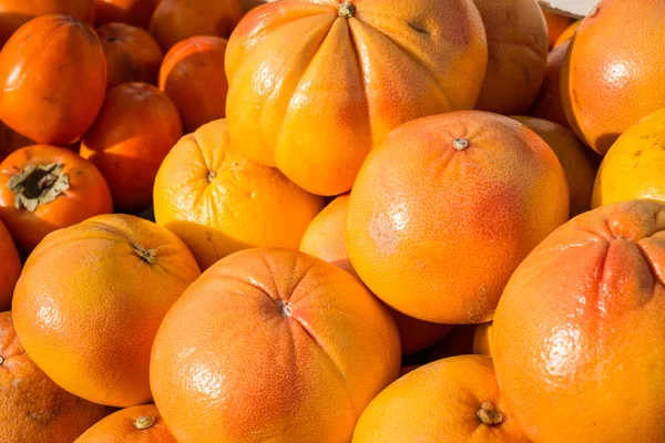 Grapefruit Und Persmmons Einem Marktstand — Stockfoto