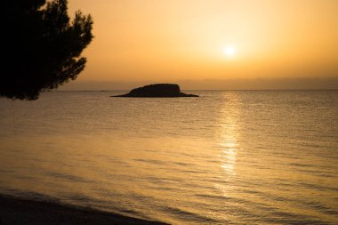 Altea koyu ve Adası