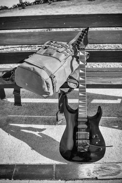 Guitar on a park bench — Stock Photo, Image