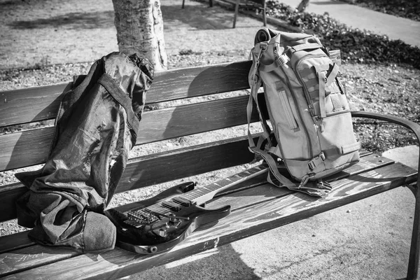 Guitare sur un banc de parc — Photo