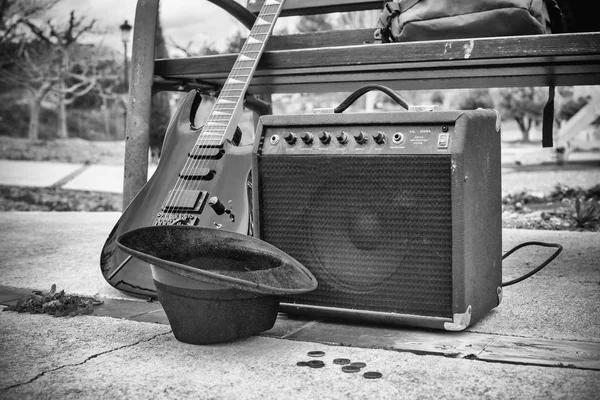 Gammal Gitarr Och Förstärkare Bredvid Parkbänk Ett Koncept Som Gatan — Stockfoto