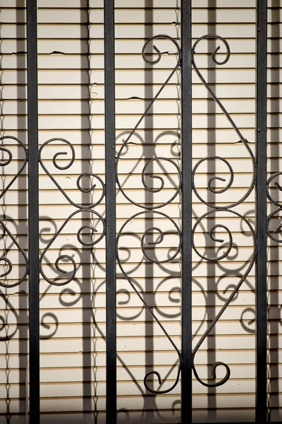 Bir Pencere Indirdi Panjurlar Ile Dökme Demir Parmaklıklar — Stok fotoğraf