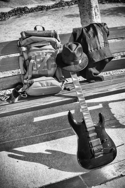 Гитары на скамейке в парке — стоковое фото