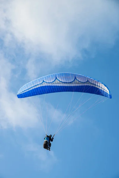 Paraglider in action — Stock Photo, Image