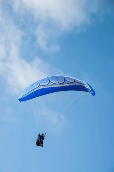 Paraglider i aktion — Stockfoto