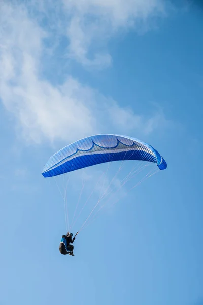Paraglider in action — Stock Photo, Image