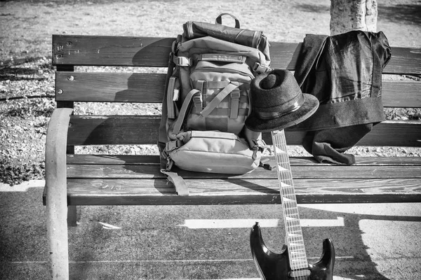 Guitare sur banc de parc — Photo