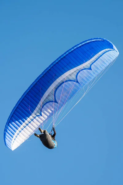 Paraglider Toiminnassa Vastaan Syvän Sininen Taivas — kuvapankkivalokuva