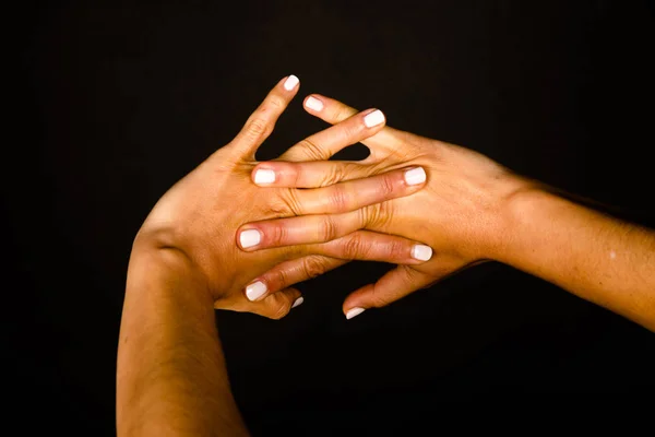 Mãos femininas interligadas — Fotografia de Stock