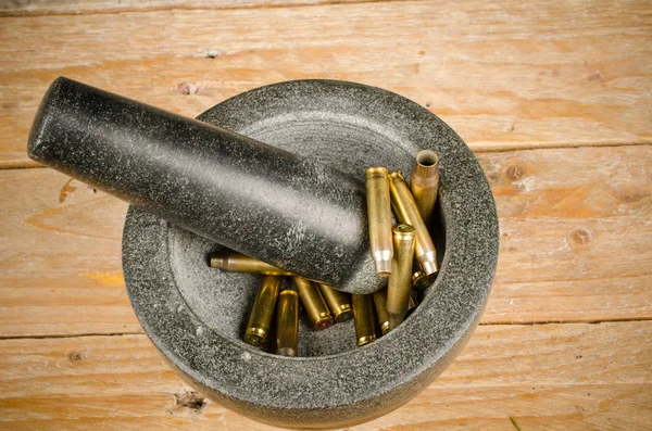 Argamassa e pilão com balas — Fotografia de Stock