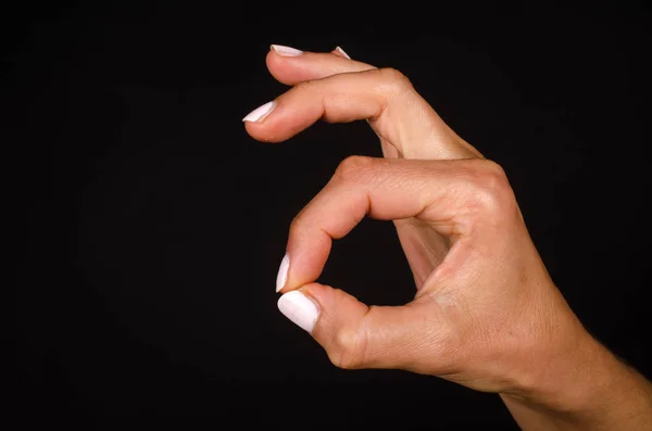 Kvinnlig hand gestikulerande ok — Stockfoto