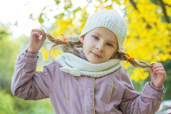 Flicka över gula hösten rygg — Stockfoto