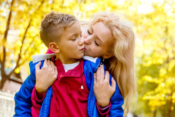 Mamma kysser solen bland hösten — Stockfoto