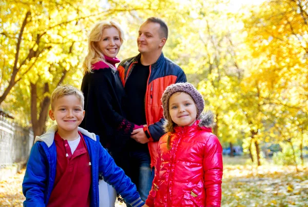 秋の 4 つの幸せな家族 — ストック写真
