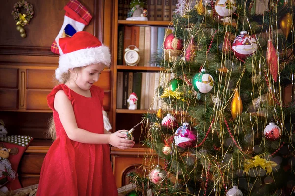 Irl admirar árbol de Navidad —  Fotos de Stock