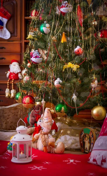 방 빈티지 인테리어에 크리스마스 트리 — 스톡 사진