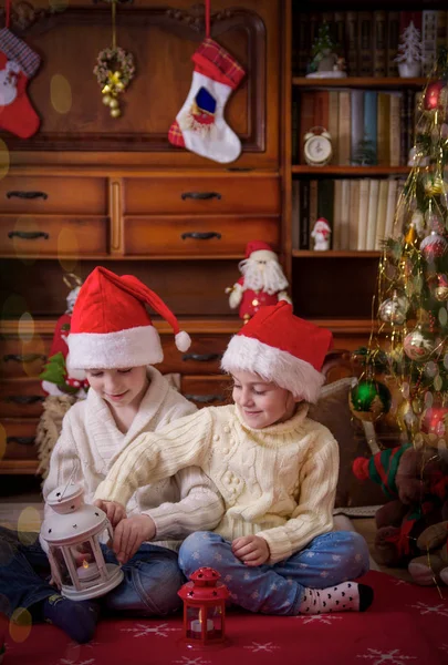 Enfants jouant sous le sapin de Noël — Photo