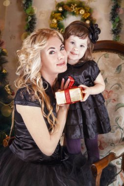 Anne ve kızı Noel'de yanak