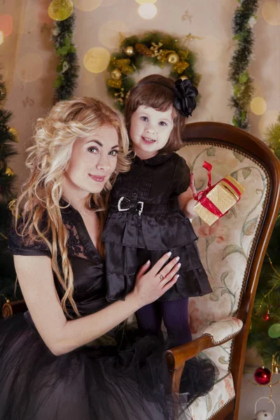 Mãe e filha debaixo da árvore de Natal — Fotografia de Stock