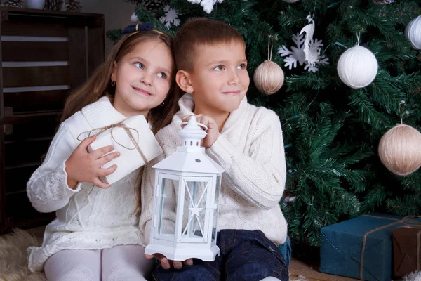 Hermana y hermano sentados juntos y mirando a un lado — Foto de Stock