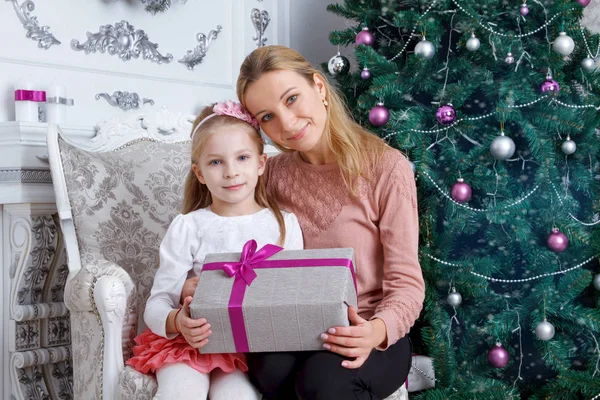 Mor och dotter med julklapp — Stockfoto