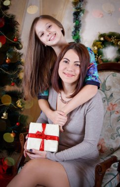Anne ve kızı Noel ağacının altında 