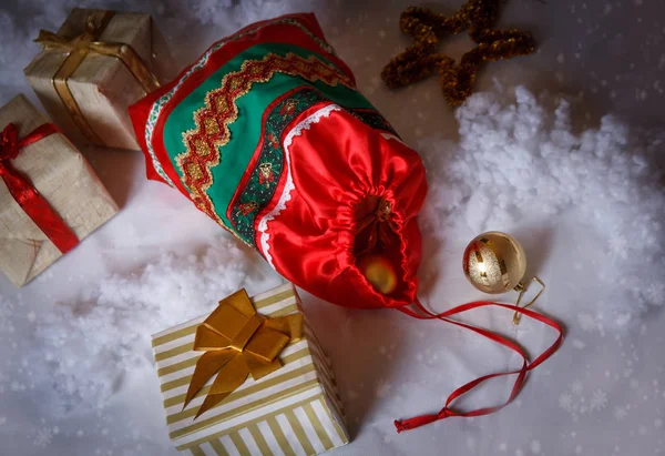 Papai Noel saco vermelho com presentes de Natal — Fotografia de Stock