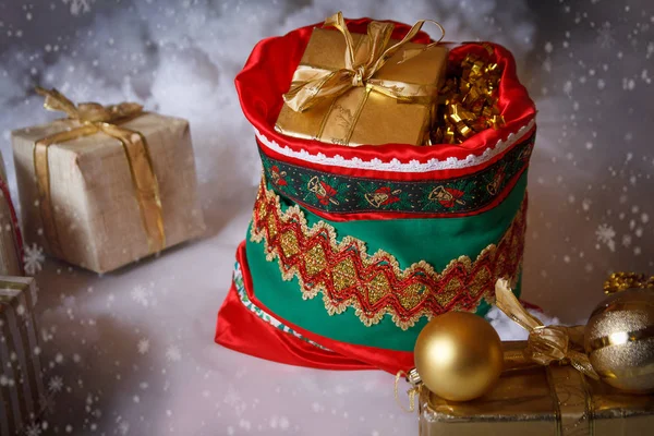 Красная сумка Санта-Клауса с подарками — стоковое фото
