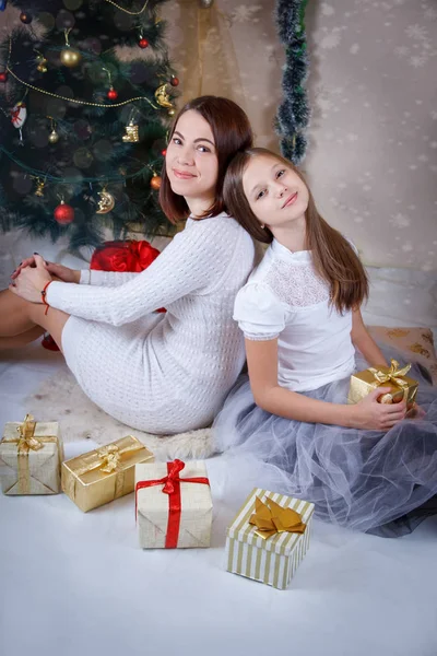 Matka a dcera sedí zády — Stock fotografie