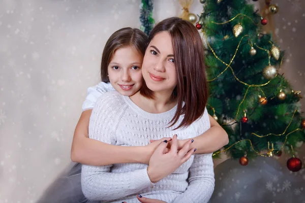 Entzückende Umarmung von Mutter und Tochter zu Weihnachten — Stockfoto