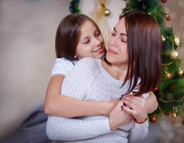 Hija abrazando madre — Foto de Stock