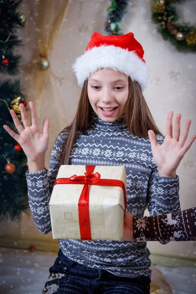 Menina surpresa recebendo presente de Natal — Fotografia de Stock